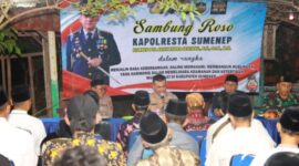 Kapolresta Sumenep Kombes Pol Ariek Indra Sentanu, S.H., S.I.K., M.H., (tengah) saat melaksanakan kegiatan sambung roso bersama unsur Forkopimcam, Kepala desa dan para tokoh masyarakat di Desa Saronggi Kecamatan Saronggi @Humas Polresta Sumenep