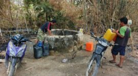 Foto: Warga saat mengambil air dari sumur menggunakan jerigen untuk memenuhi kebutuhan sehari-hari di tengah kondisi kekeringan akibat musim kemarau