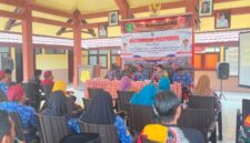 Foto: Camat Nonggunung, Bambang Risdiyanto (tengah) Pimpin Langsung Musyawarah Kecamatan dalam rangka serap aspirasi terkait perubahan nama Kabupaten @Suaradara.com