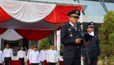 Dadang Dedi Iskandar, Kepala Dinas Perumahan Rakyat, Kawasan Permukiman dan Perhubungan Kabupaten Sumenep, saat memimpin upacara Peringatan Hari Perhubungan Nasional (Harhubnas) yang ke 55 Tahun 2026 @Suaradara.com
