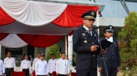 Dadang Dedi Iskandar, Kepala Dinas Perumahan Rakyat, Kawasan Permukiman dan Perhubungan Kabupaten Sumenep, saat memimpin upacara Peringatan Hari Perhubungan Nasional (Harhubnas) yang ke 55 Tahun 2026 @Suaradara.com