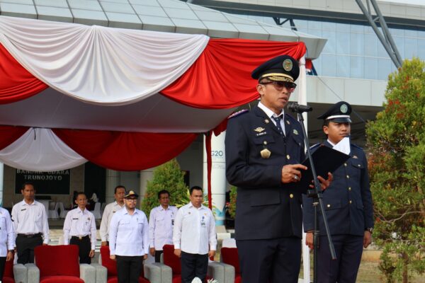 Dadang Dedi Iskandar, Kepala Dinas Perumahan Rakyat, Kawasan Permukiman dan Perhubungan Kabupaten Sumenep, saat memimpin upacara Peringatan Hari Perhubungan Nasional (Harhubnas) yang ke 55 Tahun 2026 @Suaradara.com