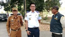 Dadang Dedi Iskandar (baju putih) Kepala Dinas Perumahan Rakyat Kawasan Permukiman dan Perhubungan saat operasi gabungan skala besar kepatuhan pajak kendaraan bermotor @Suaradara.com