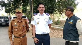 Dadang Dedi Iskandar (baju putih) Kepala Dinas Perumahan Rakyat Kawasan Permukiman dan Perhubungan saat operasi gabungan skala besar kepatuhan pajak kendaraan bermotor @Suaradara.com