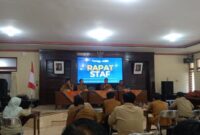 Indra Wahyudi, Kepala Dinas Komunikasi dan Informatika Sumenep (dua dari kanan) saat memimpin rapat staf di aula kantor Diskominfo @Media Center