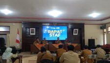 Indra Wahyudi, Kepala Dinas Komunikasi dan Informatika Sumenep (dua dari kanan) saat memimpin rapat staf di aula kantor Diskominfo @Media Center