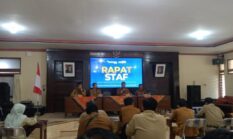 Kadis Kominfo Sumenep Ajak Jajaran Perkuat Disiplin dan Kekompakan dalam Rapat Staf