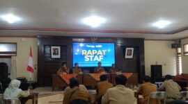 Indra Wahyudi, Kepala Dinas Komunikasi dan Informatika Sumenep (dua dari kanan) saat memimpin rapat staf di aula kantor Diskominfo @Media Center