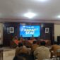 Indra Wahyudi, Kepala Dinas Komunikasi dan Informatika Sumenep (dua dari kanan) saat memimpin rapat staf di aula kantor Diskominfo @Media Center