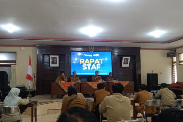 Indra Wahyudi, Kepala Dinas Komunikasi dan Informatika Sumenep (dua dari kanan) saat memimpin rapat staf di aula kantor Diskominfo @Media Center