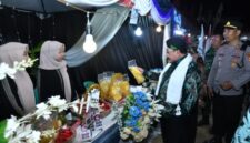 KH. Imam Hasyim Wakil Bupati Sumenep saat meninjau Stan UMKM di Festival Tani Ganding @Suaradara.com