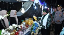 KH. Imam Hasyim Wakil Bupati Sumenep saat meninjau Stan UMKM di Festival Tani Ganding @Suaradara.com