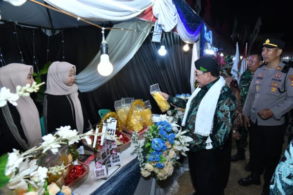 KH. Imam Hasyim Wakil Bupati Sumenep saat meninjau Stan UMKM di Festival Tani Ganding @Suaradara.com
