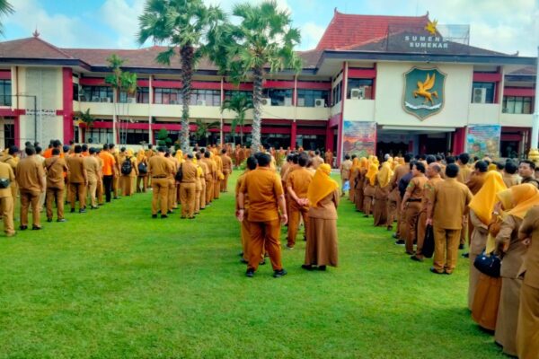 Aparatur Sipil Negara (ASN) di lingkungan Pemkab Sumenep saat upacara gabungan di halaman Kantor Pemkab Sumenep @Suaradara.com
