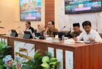 Arif Firmanto, Kepala Bappeda Sumenep (tengah) saat memimpin Focus Group Discussion (FGD) bertajuk “Strategi Pengentasan Kemiskinan Berbasis Pengembangan Wilayah dan Pemberdayaan Masyarakat” di Ruang Potre Koneng, Kantor Bappeda Sumenep, Selasa (15/9/2026)
