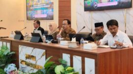 Arif Firmanto, Kepala Bappeda Sumenep (tengah) saat memimpin Focus Group Discussion (FGD) bertajuk “Strategi Pengentasan Kemiskinan Berbasis Pengembangan Wilayah dan Pemberdayaan Masyarakat” di Ruang Potre Koneng, Kantor Bappeda Sumenep, Selasa (15/9/2026)