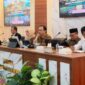 Arif Firmanto, Kepala Bappeda Sumenep (tengah) saat memimpin Focus Group Discussion (FGD) bertajuk “Strategi Pengentasan Kemiskinan Berbasis Pengembangan Wilayah dan Pemberdayaan Masyarakat” di Ruang Potre Koneng, Kantor Bappeda Sumenep, Selasa (15/9/2026)