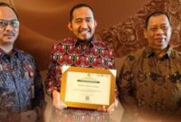 Foto bersama Bupati Sumenep, Achmad Fauzi Wongsojudo (tengah) dan Kepala Bapedda, Arif Firmanto (kiri) serta Kepala DKPP Chainur Rasyid (kanan) usai menerima penghargaan dari Kementerian Pertanian Republik Indonesia