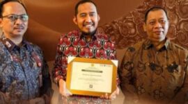 Foto bersama Bupati Sumenep, Achmad Fauzi Wongsojudo (tengah) dan Kepala Bapedda, Arif Firmanto (kiri) serta Kepala DKPP Chainur Rasyid (kanan) usai menerima penghargaan dari Kementerian Pertanian Republik Indonesia