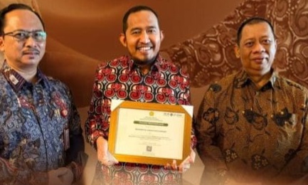 Foto bersama Bupati Sumenep, Achmad Fauzi Wongsojudo (tengah) dan Kepala Bapedda, Arif Firmanto (kiri) serta Kepala DKPP Chainur Rasyid (kanan) usai menerima penghargaan dari Kementerian Pertanian Republik Indonesia