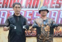 Foto: Iptu Sapatullah Chandra Bayu, S.H, KBO Satresnarkoba Polresta Sumenep (kanan) tampak memperlihatkan BB usai melakukan pengungkapan kasus dugaan penyalahgunaan atau peredaran narkotika jenis sabu-sabu