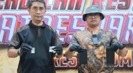 Foto: Iptu Sapatullah Chandra Bayu, S.H, KBO Satresnarkoba Polresta Sumenep (kanan) tampak memperlihatkan BB usai melakukan pengungkapan kasus dugaan penyalahgunaan atau peredaran narkotika jenis sabu-sabu