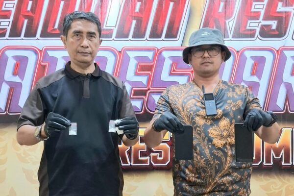 Foto: Iptu Sapatullah Chandra Bayu, S.H, KBO Satresnarkoba Polresta Sumenep (kanan) tampak memperlihatkan BB usai melakukan pengungkapan kasus dugaan penyalahgunaan atau peredaran narkotika jenis sabu-sabu