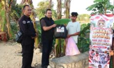 Peringati HUT ke-75 Humas Polri, Humas Polres Sumenep Salurkan Bantuan Sosial kepada Warga