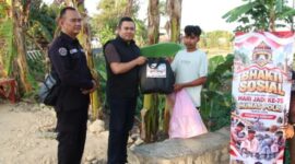 Kasi Humas Polreta Sumenep, Ipda Ach Putrawardana (tengah) didampingi anggota saat memberikan bantuan kepada warga dalam rangka memperingati Hari Ulang Tahun (HUT) ke-75 Humas Polri