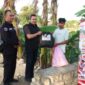Kasi Humas Polreta Sumenep, Ipda Ach Putrawardana (tengah) didampingi anggota saat memberikan bantuan kepada warga dalam rangka memperingati Hari Ulang Tahun (HUT) ke-75 Humas Polri