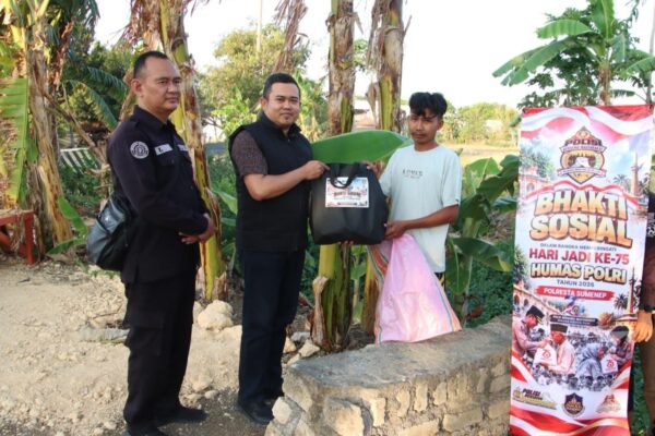 Kasi Humas Polreta Sumenep, Ipda Ach Putrawardana (tengah) didampingi anggota saat memberikan bantuan kepada warga dalam rangka memperingati Hari Ulang Tahun (HUT) ke-75 Humas Polri
