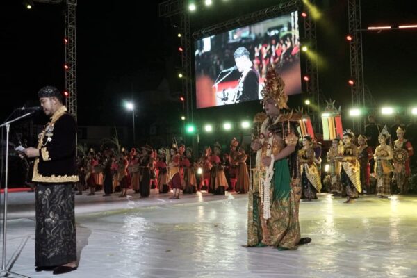 Foto: Achmad Fauzi Wongsojudo, Bupati Sumenep saat menyampaikan sambutan pada acara prosesi Arya Wiraraja dan festival musik Tong-Tong KEN 2026 @Media Center