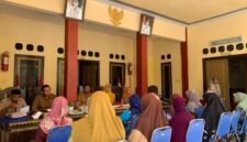 Dinas Kesehatan, Pengendalian Penduduk dan Keluarga Berencana (Dinkes P2KB) Kabupaten Sumenep memperkuat peran kader posyandu dalam membudayakan perilaku hidup bersih dan sehat (PHBS) melalui kegiatan supervisi fasilitatif di Desa Pragaan Laok, Kecamatan Pragaan