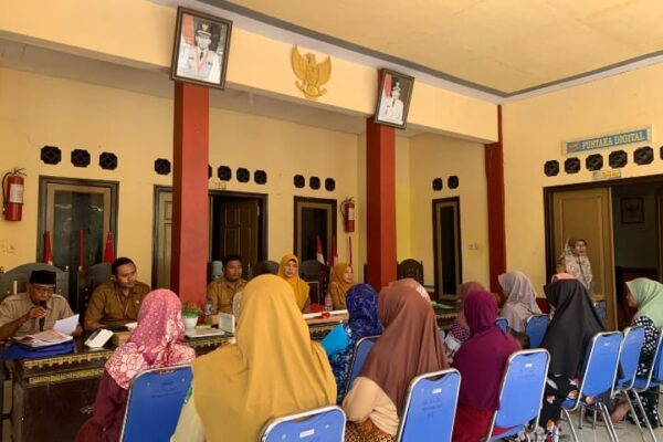 Dinas Kesehatan, Pengendalian Penduduk dan Keluarga Berencana (Dinkes P2KB) Kabupaten Sumenep memperkuat peran kader posyandu dalam membudayakan perilaku hidup bersih dan sehat (PHBS) melalui kegiatan supervisi fasilitatif di Desa Pragaan Laok, Kecamatan Pragaan
